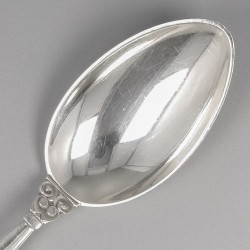 Georg Jensen dessertlepels (6), model Acorn, zilver. Ontworpen door Johan Rohde in 1915.