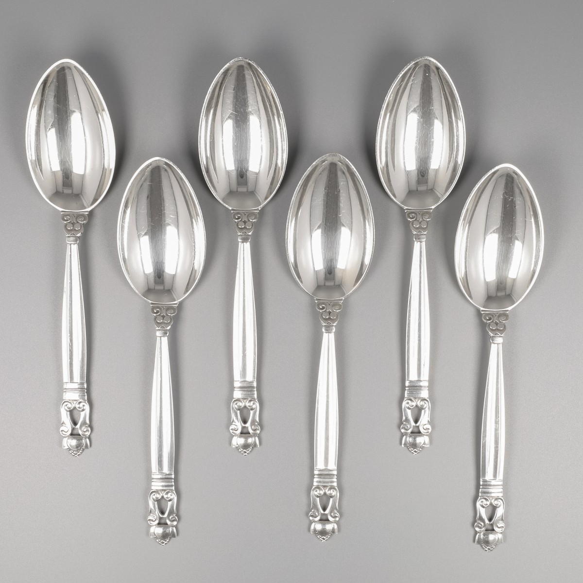 Georg Jensen dessertlepels (6), model Acorn, zilver. Ontworpen door Johan Rohde in 1915.