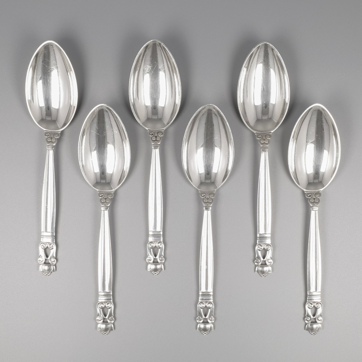 Georg Jensen dessertlepels (6), model Acorn, zilver. Ontworpen door Johan Rohde in 1915.