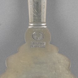 Georg Jensen serveerlepel (medium), model Acorn, zilver. Ontworpen door Johan Rohde in 1915.