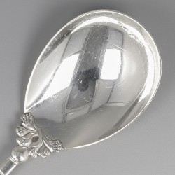 Georg Jensen serveerlepel (medium), model Acorn, zilver. Ontworpen door Johan Rohde in 1915.