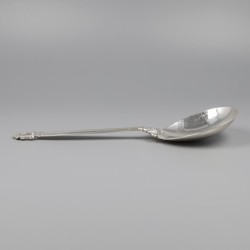 Georg Jensen serveerlepel (medium), model Acorn, zilver. Ontworpen door Johan Rohde in 1915.