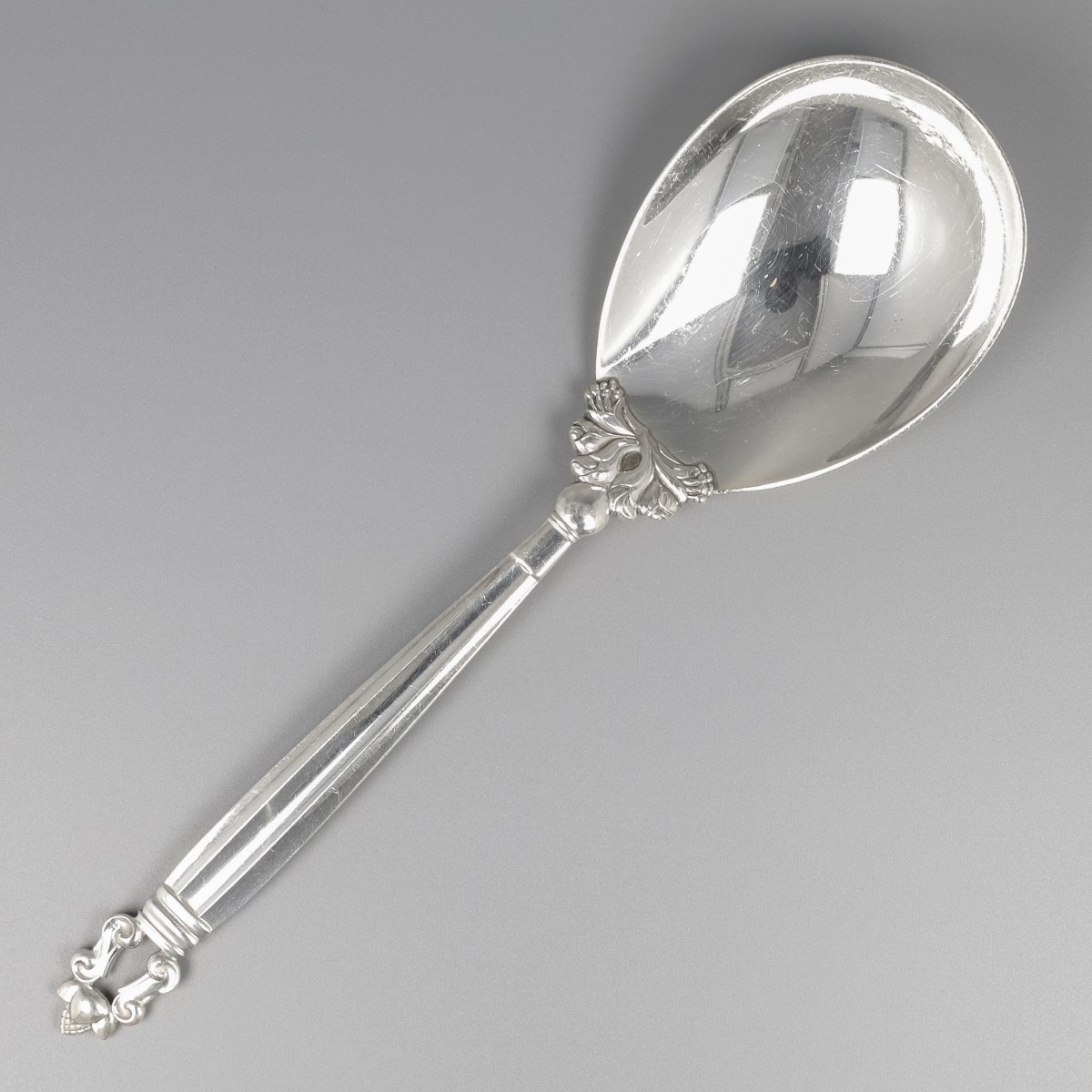 Georg Jensen serveerlepel (medium), model Acorn, zilver. Ontworpen door Johan Rohde in 1915.