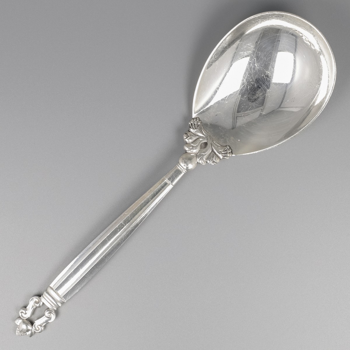 Georg Jensen serveerlepel (medium), model Acorn, zilver. Ontworpen door Johan Rohde in 1915.