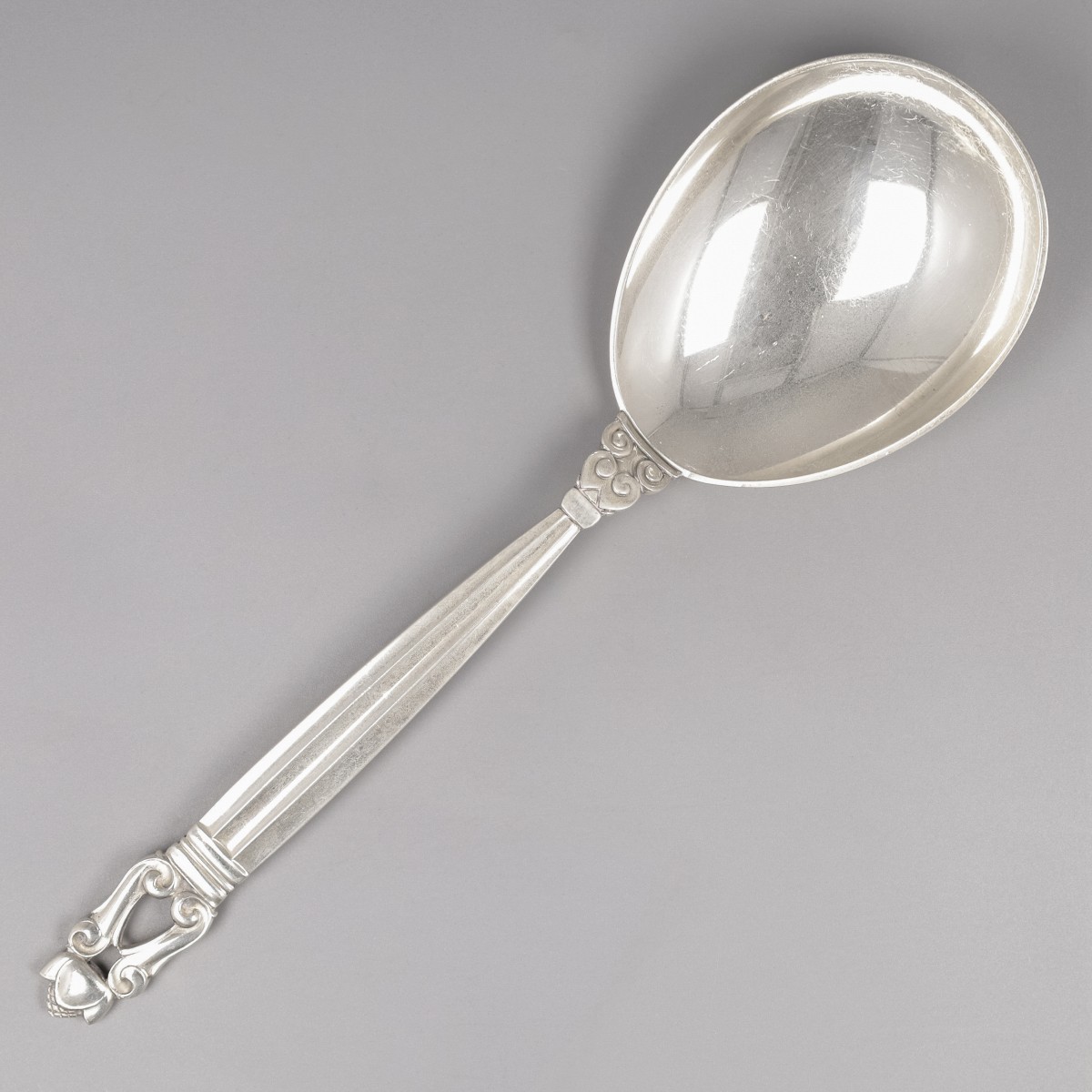 Georg Jensen serveerlepel (small), model Acorn, zilver. Ontworpen door Johan Rohde in 1915.