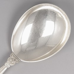 Georg Jensen serveerlepel (small), model Acorn, zilver. Ontworpen door Johan Rohde in 1915.