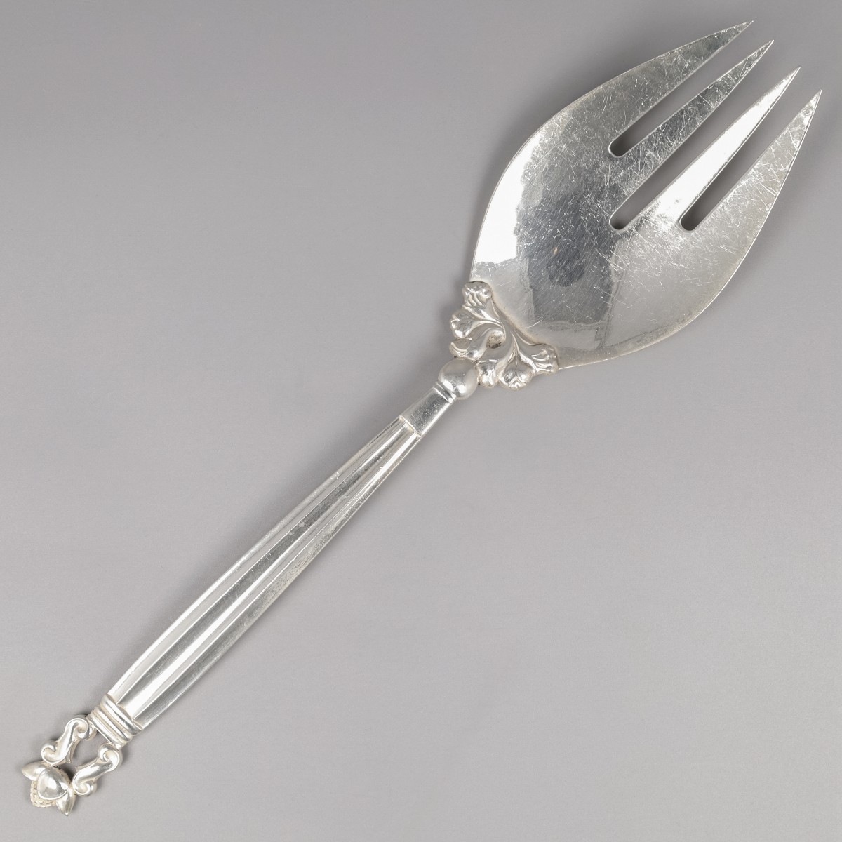 Georg Jensen serveervork (large), model Acorn, zilver. Ontworpen door Johan Rohde in 1915.