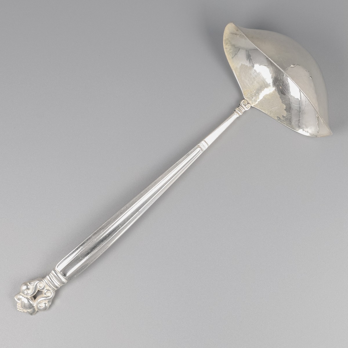 Georg Jensen jus pollepel, model Acorn, zilver. Ontworpen door Johan Rohde in 1915.