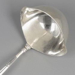 Georg Jensen jus pollepel (small), model Acorn, zilver. Ontworpen door Johan Rohde in 1915.