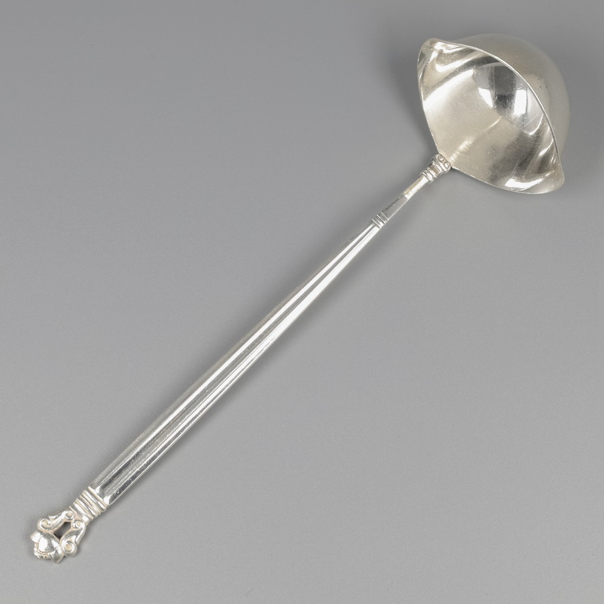 Georg Jensen jus pollepel (small), model Acorn, zilver. Ontworpen door Johan Rohde in 1915.