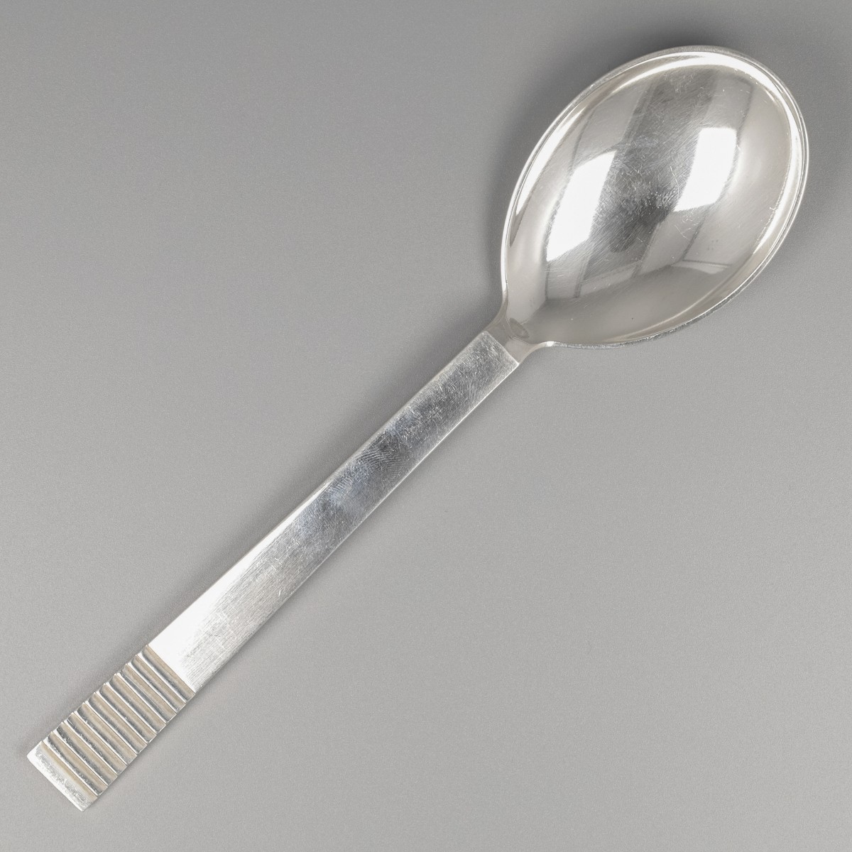 Georg Jensen dinerlepels (6), model Parallel, zilver. Ontworpen door Oscar Gundlach Pedersen in 1931.