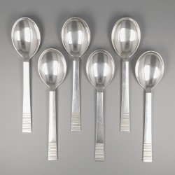 Georg Jensen dinerlepels (6), model Parallel, zilver. Ontworpen door Oscar Gundlach Pedersen in 1931.