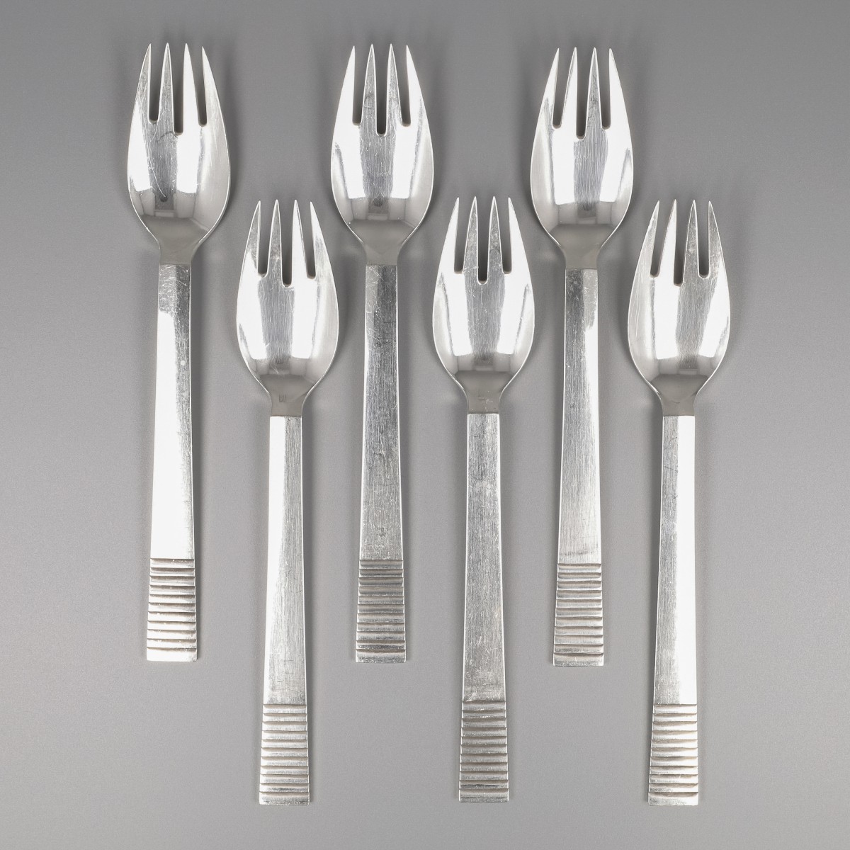 Georg Jensen dinervorken (6), model Parallel, zilver. Ontworpen door Oscar Gundlach Pedersen in 1931.