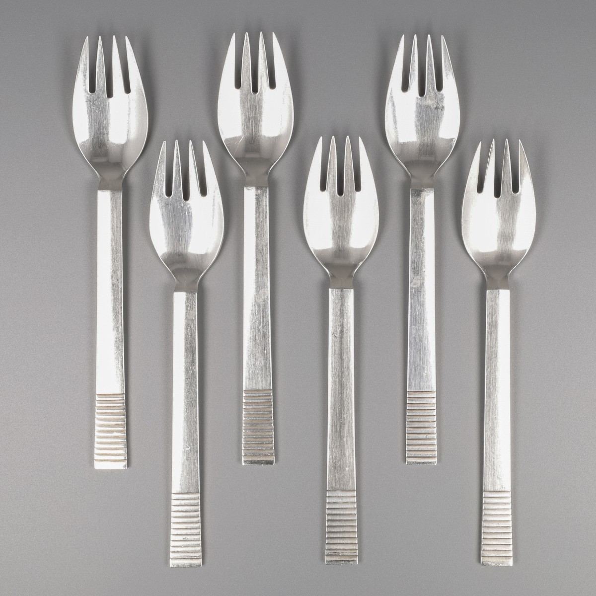 Georg Jensen lunchvorken (6), model Parallel, zilver. Ontworpen door Oscar Gundlach Pedersen in 1931.