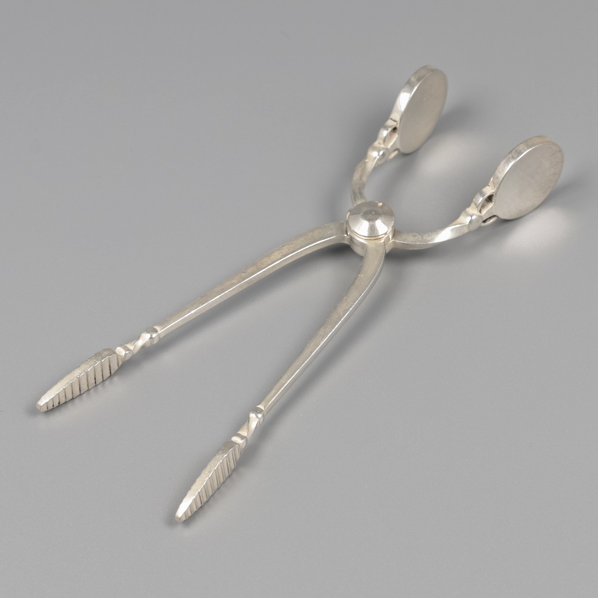 Georg Jensen suikertang, model Parallel, zilver. Ontworpen door Oscar Gundlach Pedersen in 1931.