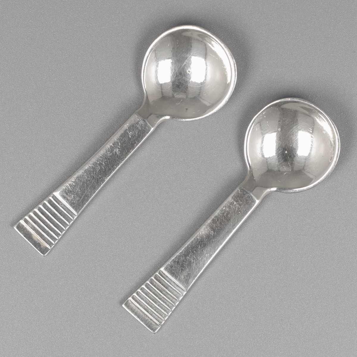 Georg Jensen zoutlepels (2), model Parallel, zilver. Ontworpen door Oscar Gundlach Pedersen in 1931.