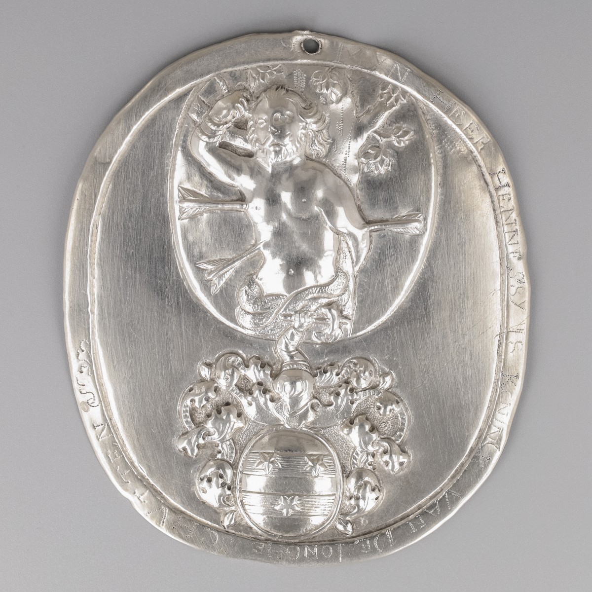 Koningsschild zilver, heer Hennessy, schutterskoning en keizer van het St. Sebastiaangilde voor 1720.