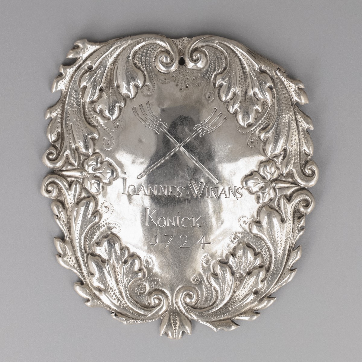 Koningsschild zilver, Joannes Winans, schutterskoning schutterij St. Jorisgilde in 1724. Zilversmid Theodorus Dirck Roecx (1686-1726), Maastricht.