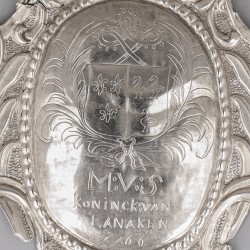 Koningsschild zilver, Mus, schutterskoning schutterij St. Sebastiaan in 1766. Zilversmid Servatius Beckers, Maastricht 1764/66.