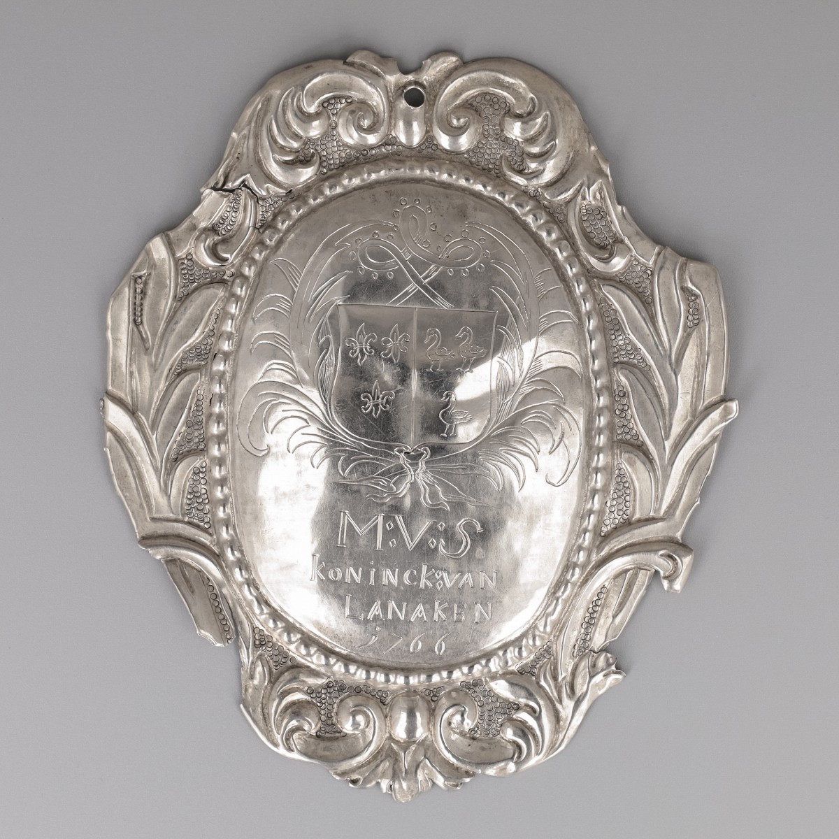 Koningsschild zilver, Mus, schutterskoning schutterij St. Sebastiaan in 1766. Zilversmid Servatius Beckers, Maastricht 1764/66.