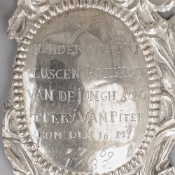 Koningsschilden zilver (2), Hendericus Pouluscen, schutterskoning St.-Sebastiaan in 1769 en 1782, zilversmid Hendrik Dresens (1724-1766), Maastricht 1766. Joan Wijnants, schutterskoning St.-Jorisgilde in 1774, Maastricht 1772/74.