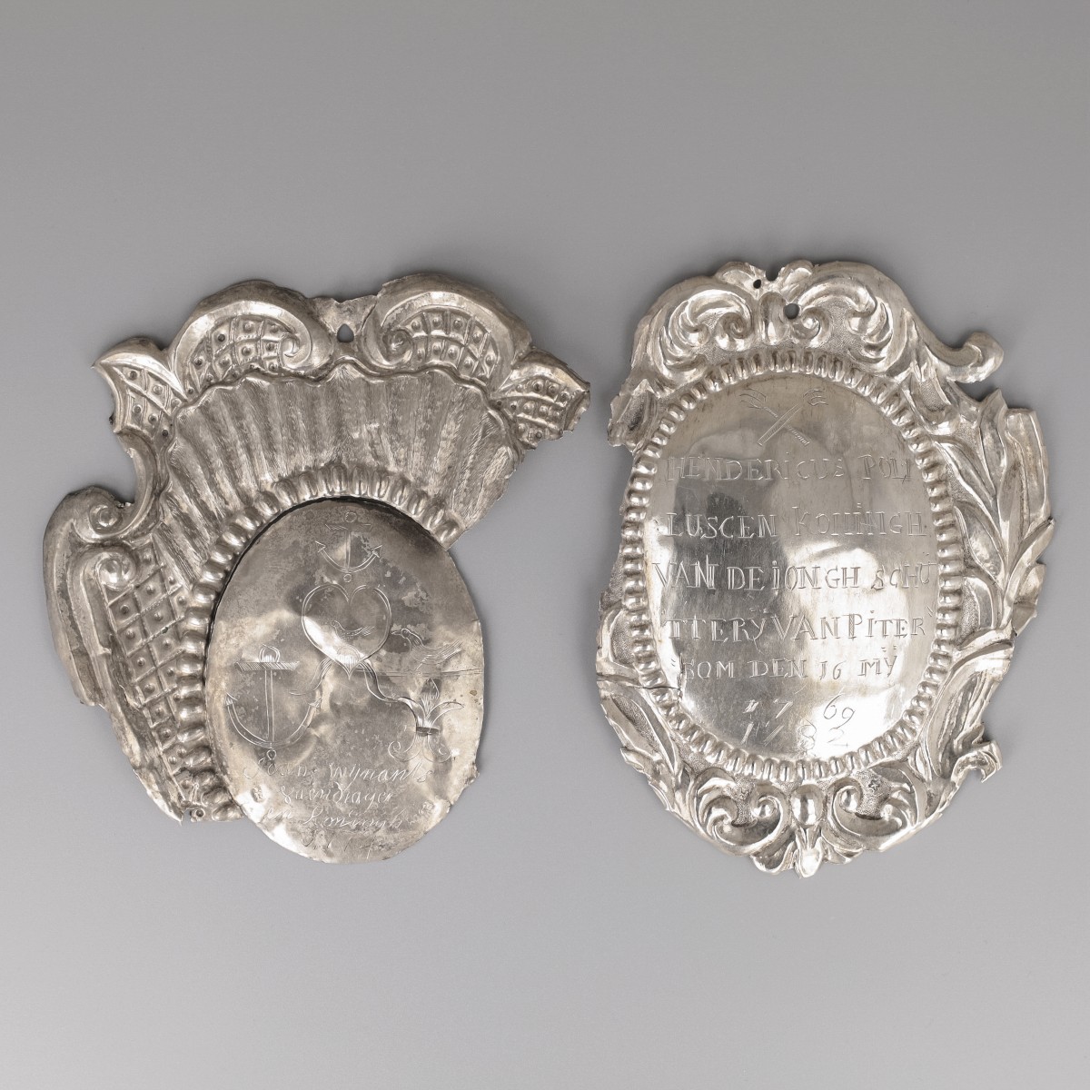 Koningsschilden zilver (2), Hendericus Pouluscen, schutterskoning St.-Sebastiaan in 1769 en 1782, zilversmid Hendrik Dresens (1724-1766), Maastricht 1766. Joan Wijnants, schutterskoning St.-Jorisgilde in 1774, Maastricht 1772/74.