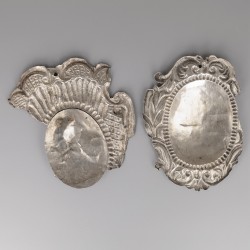 Koningsschilden zilver (2), Hendericus Pouluscen, schutterskoning St.-Sebastiaan in 1769 en 1782, zilversmid Hendrik Dresens (1724-1766), Maastricht 1766. Joan Wijnants, schutterskoning St.-Jorisgilde in 1774, Maastricht 1772/74.