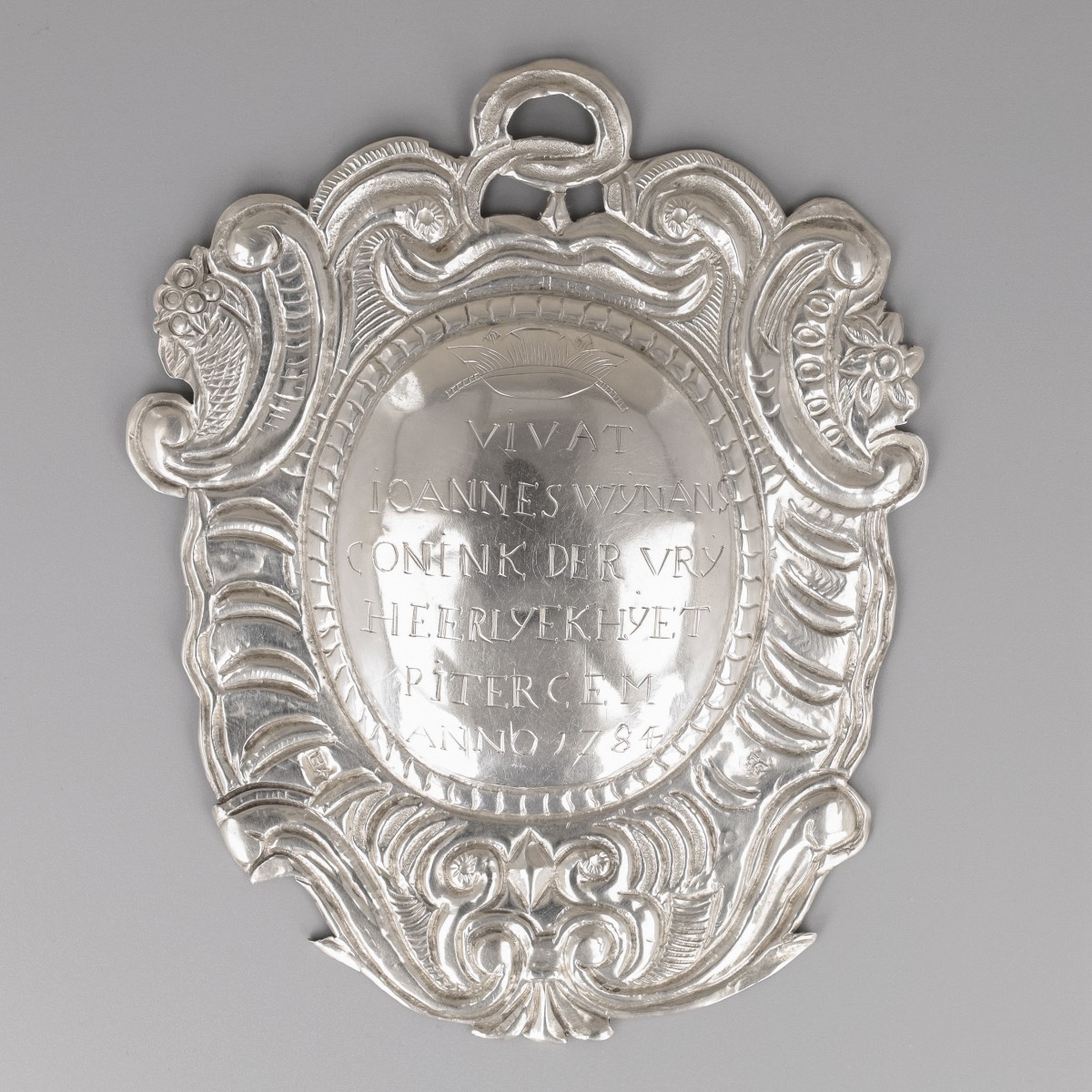 Koningsschild zilver, Joannes Wijnans, schutterskoning St. Jorisgilde in 1784. Zilversmid Egidius Gilissen (1743-1791), Maastricht 1782/84.