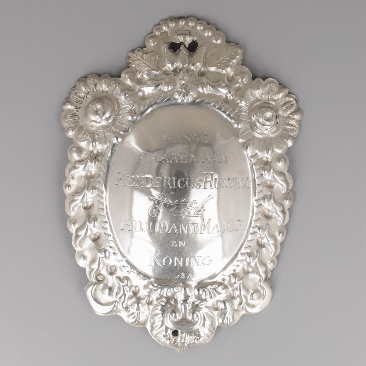 Koningsschild zilver, Hendericus Hustinx, schutterskoning St. Sebastiaangilde in 1841. Zilversmid Alexander Joseph Arnould (1826-1854), Maastricht ca. 1841.