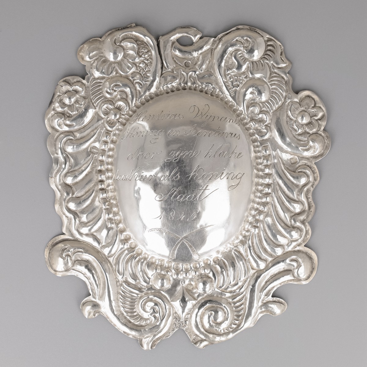 Koningsschild zilver, Hendricus Wijnants, schutterskoning St. Jorisgilde in 1845. Zilversmid M.H. Malchair (1835-1859), Maastricht 1849.