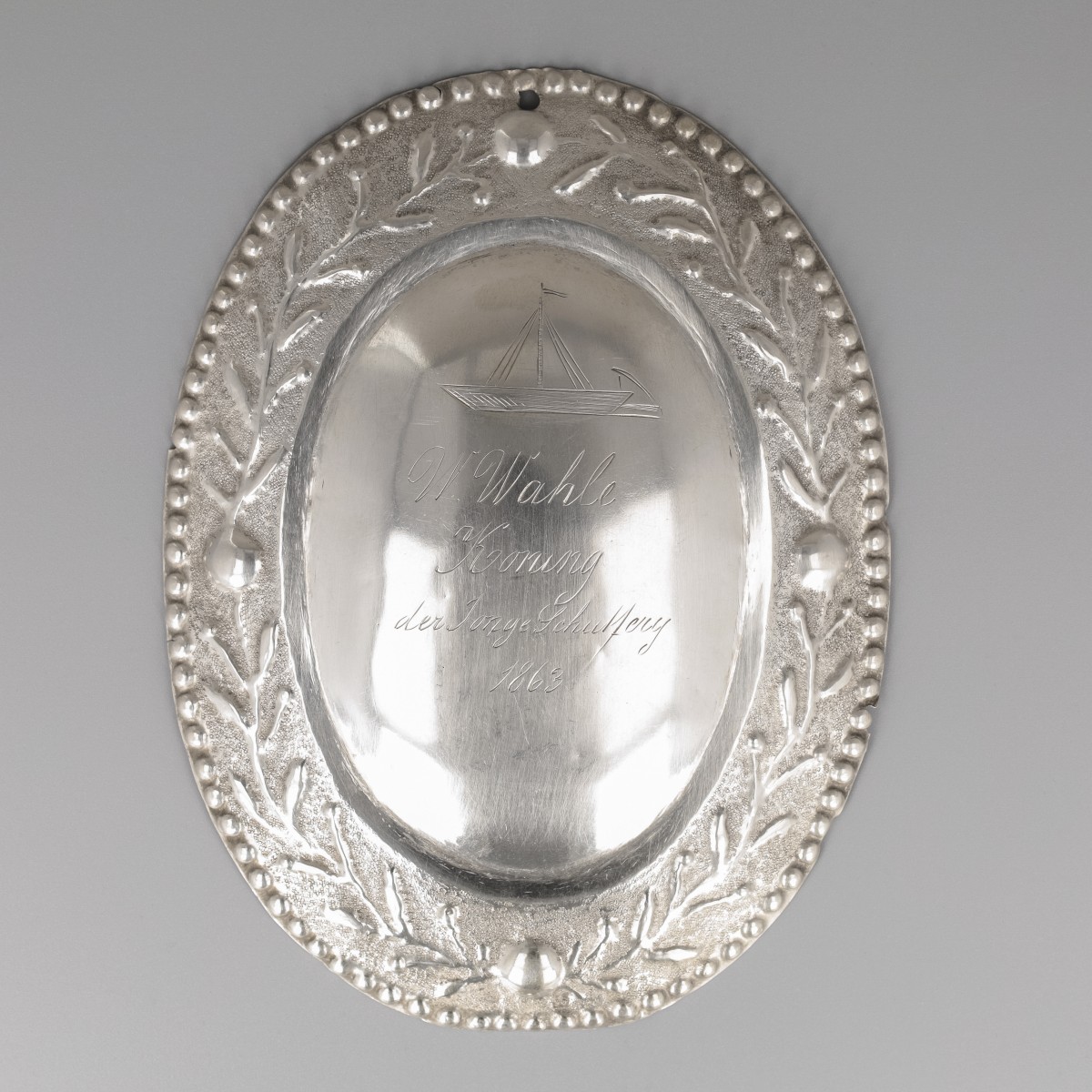 Koningsschild zilver, W. Wahle, schutterskoning St. Jorisgilde in 1863. Zilversmid Winandus Wilhelmus Hubertus van Stassar (1859-1902), Maastricht ca. 1863.