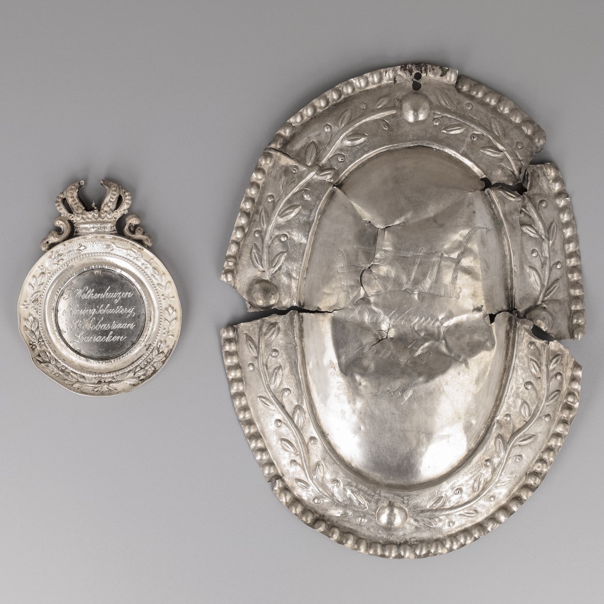 Medaillon (J. Welkenhuizen, schutterskoning St. Sebastiaan) en schild (Bartelemies Kasters 1839), zilver