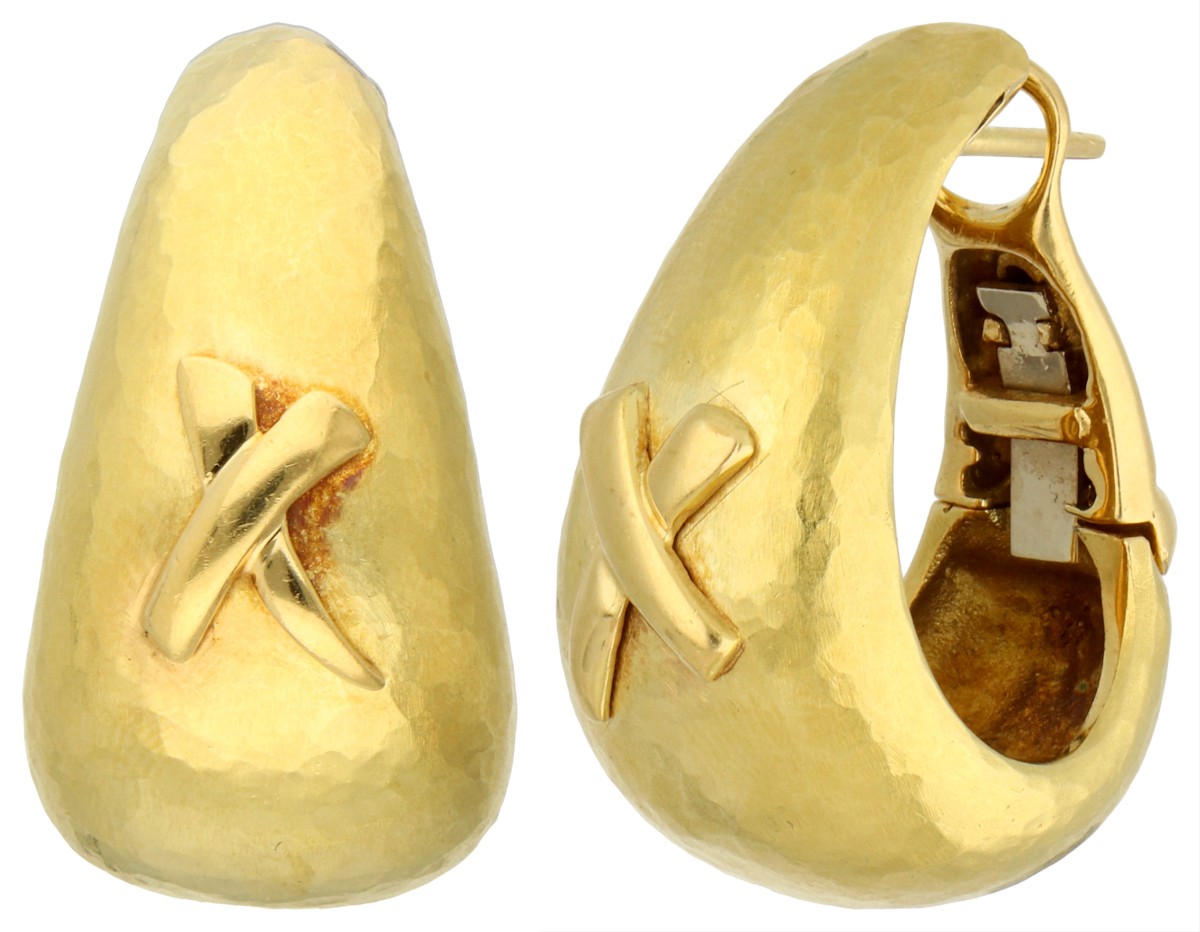 Goudwisselkantoor auction: Tiffany & Co 18K yellow gold Paloma Picasso 'Graffiti' collection hammered earrings.