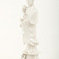 Een porseleinen sculptuur van Guan-Yin, China, eind 20e eeuw.