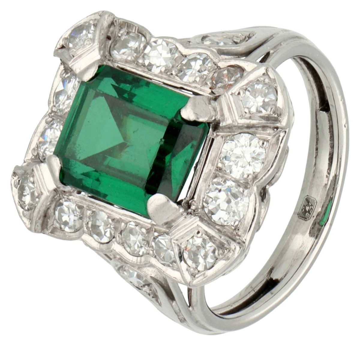 Platina entourage ring bezet met een doublet.en ca. 0.54 ct. diamant