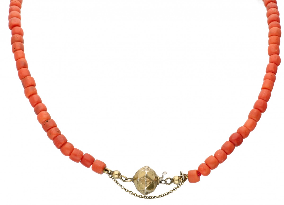 Eénrijig bloedkoralen collier met een verguld zilveren sluiting - 835/1000.