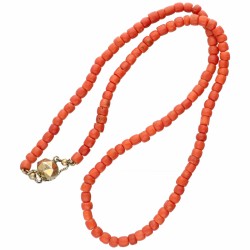 Eénrijig bloedkoralen collier met een verguld zilveren sluiting - 835/1000.