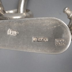 Tasbeugel (F.E. Held, Amsterdam 1825) met rokhaak (H. van Hassel, Amsterdam 1798), zilver.