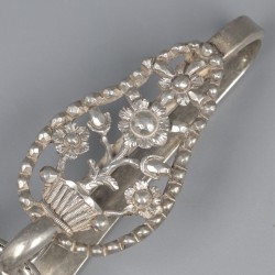 Tasbeugel (F.E. Held, Amsterdam 1825) met rokhaak (H. van Hassel, Amsterdam 1798), zilver.