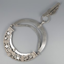 Tasbeugel (F.E. Held, Amsterdam 1825) met rokhaak (H. van Hassel, Amsterdam 1798), zilver.