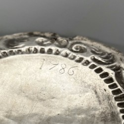 Koningsschilden zilver (2), Hendericus Pouluscen, schutterskoning St.-Sebastiaan in 1769 en 1782, zilversmid Hendrik Dresens (1724-1766), Maastricht 1766. Joan Wijnants, schutterskoning St.-Jorisgilde in 1774, Maastricht 1772/74.