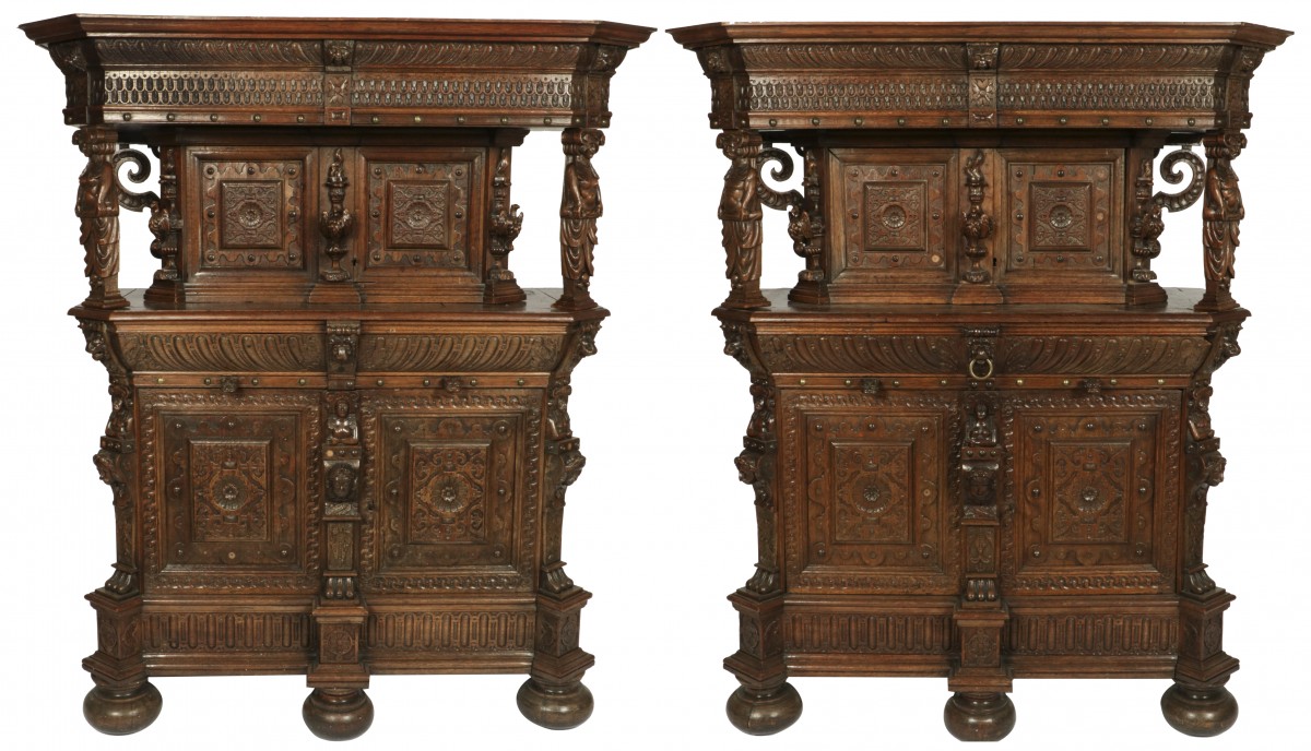 Een set van (2) identieke buffet beeldenkasten, Holland, ca. 1900.