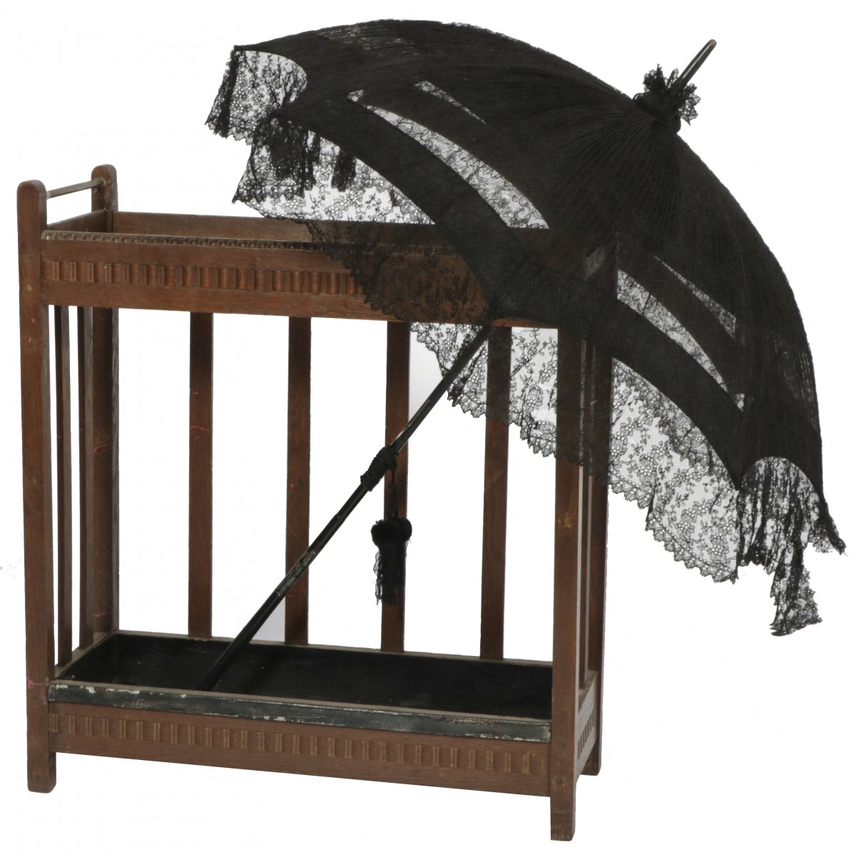 Een kanten parasol en een eiken paraplubak, 1e helft 20e eeuw.