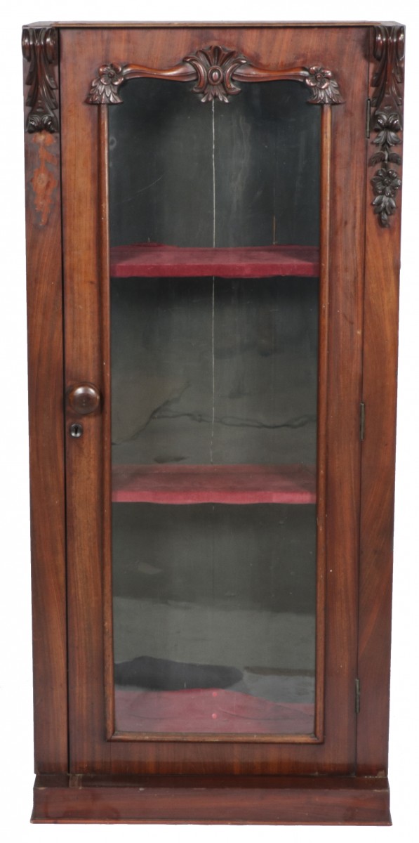 Een mahoniehouten vitrinekast, Holland, circa 1900.