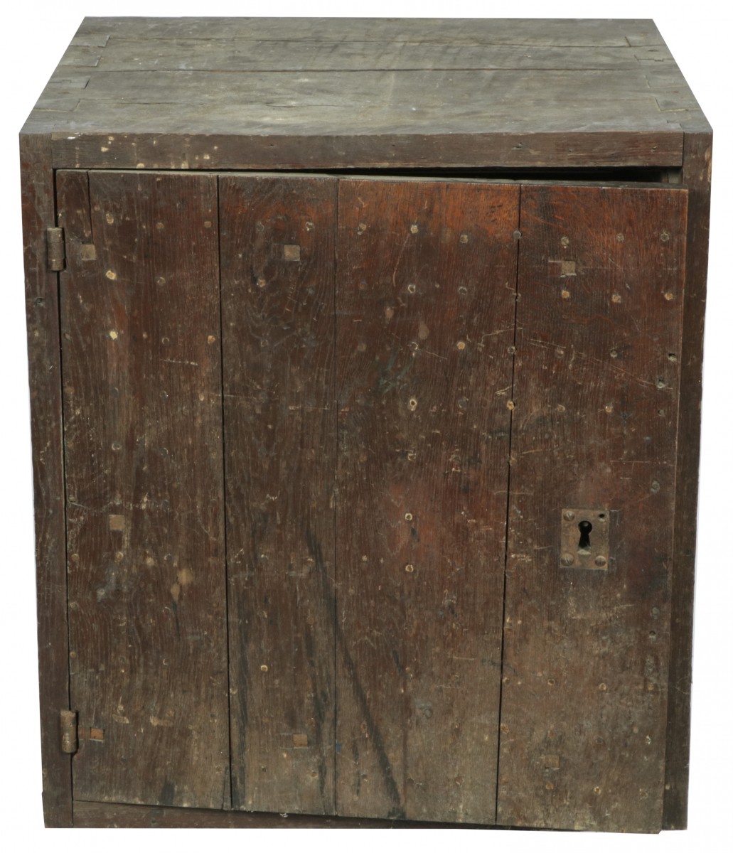 Een eikenhouten kluis, 1e helft 20e eeuw.