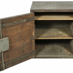 Een eikenhouten kluis, 1e helft 20e eeuw.