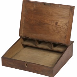 Een eikenhouten schrijfkist, 1e helft 20e eeuw.