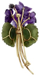 14K Geelgouden broche van een bosviooltje van gesneden amethyst en nefriet