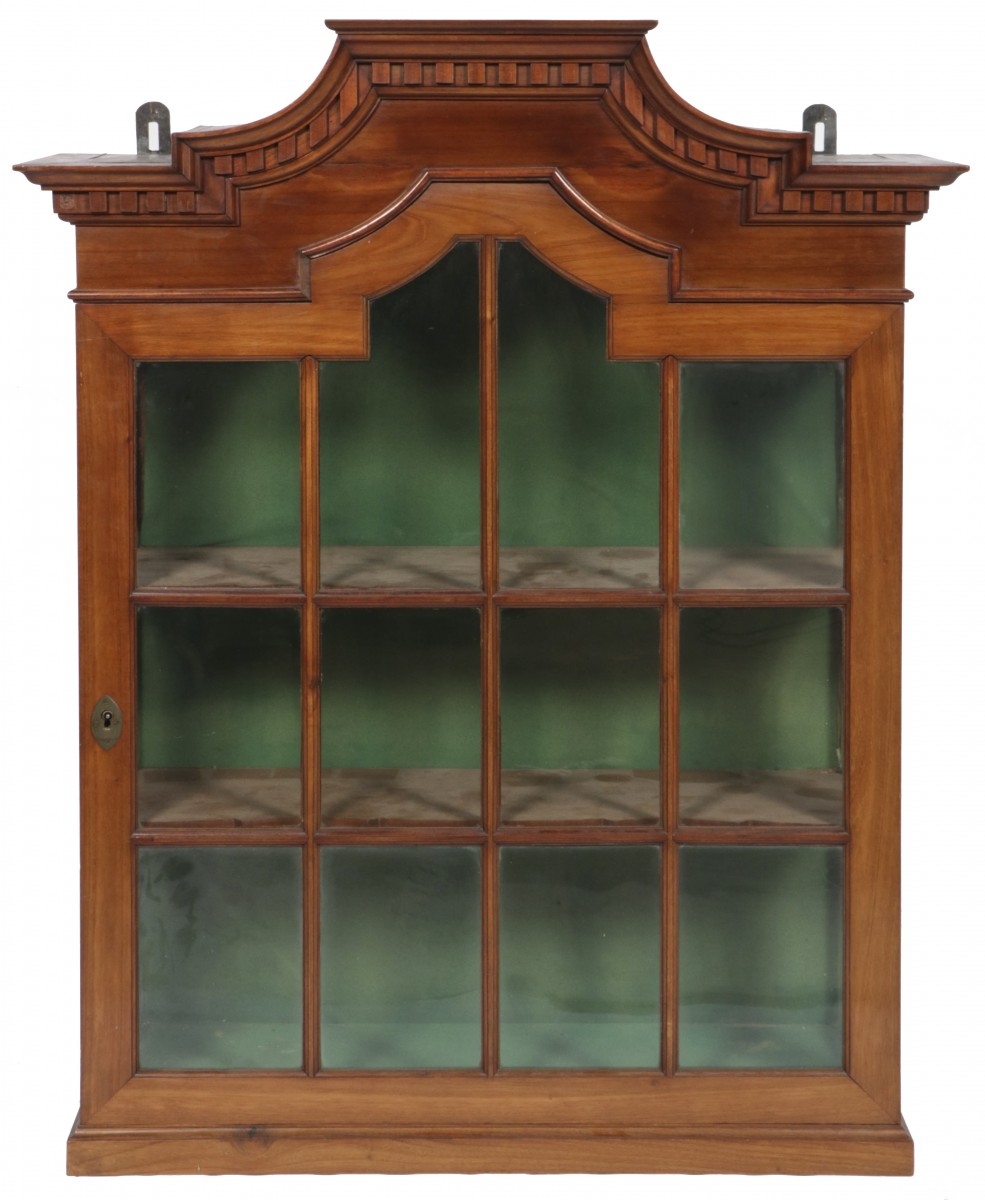 Een mahonie gefineerde hangvitrine, Holland, 20e eeuw.