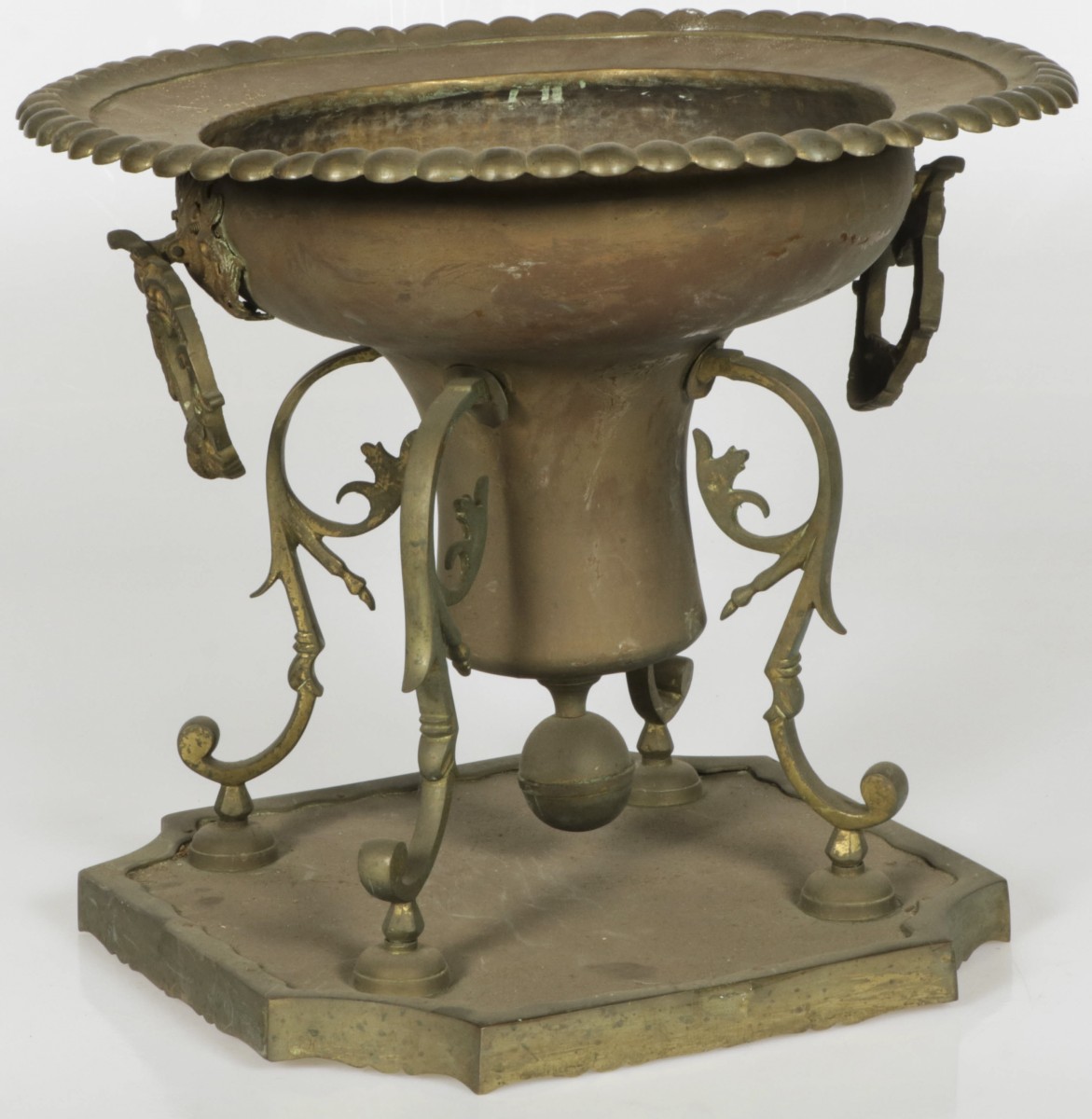 Een koperen jardinière, ca. 1900.